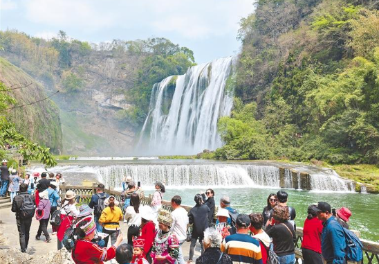 　　连日来，安顺市黄果树景区游人如织，壮观的瀑布和秀丽的景色吸引众多游客拍照打卡。（记者 潘德玉 摄）