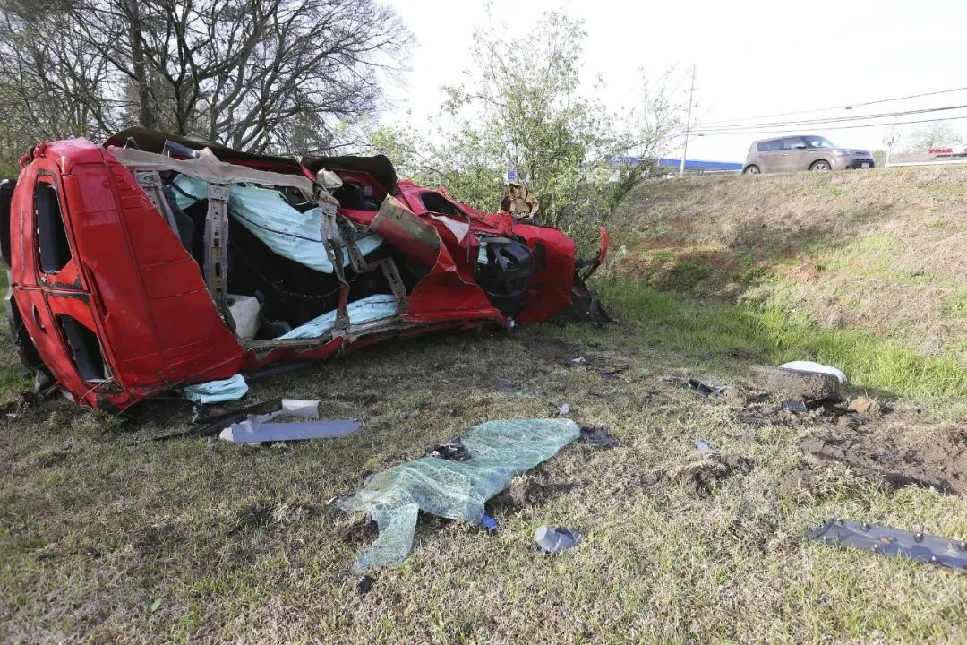 ▲當地時間2023年4月1日,美國密西西比州,一輛汽車被龍卷風摧毀。圖/視覺中國