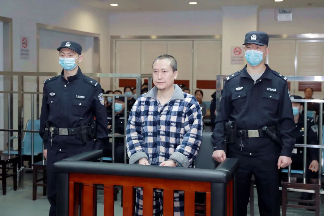 骗得8700余万元！“百名红通人员”孙锋诈骗、受贿案一审开庭