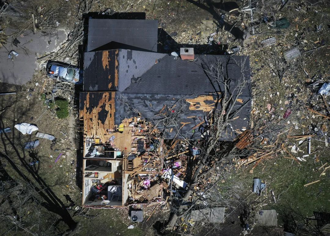 ▲當地時間2023年4月1日，美國田納西州卡溫頓，一所房子被龍卷風摧毀。圖/視覺中國