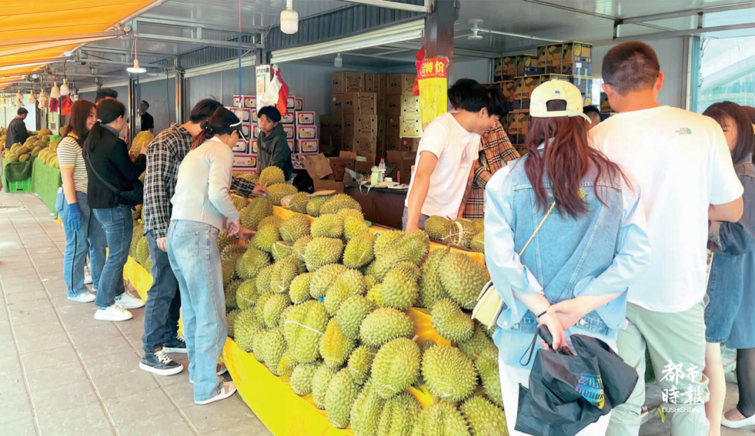 价格下降，来买榴莲的人多了起来