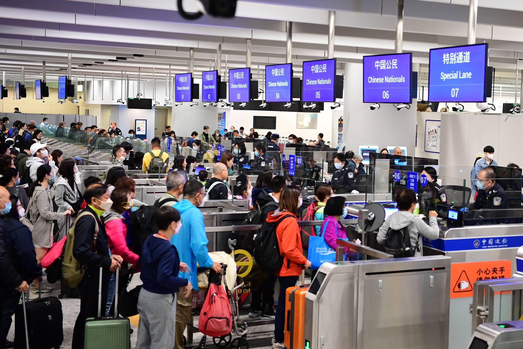 西九龍邊檢站民警高效為出入境旅客辦理通關手續。深圳出入境邊防檢查總站供圖