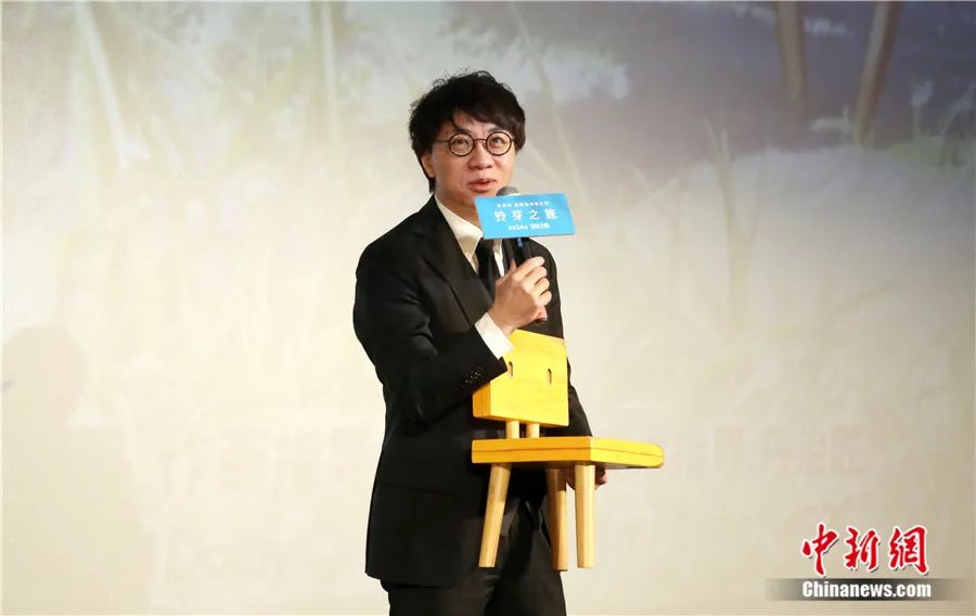 導演新海誠攜最新電影《鈴芽之旅》在上海萬達影城舉行首映式。陳玉宇 攝