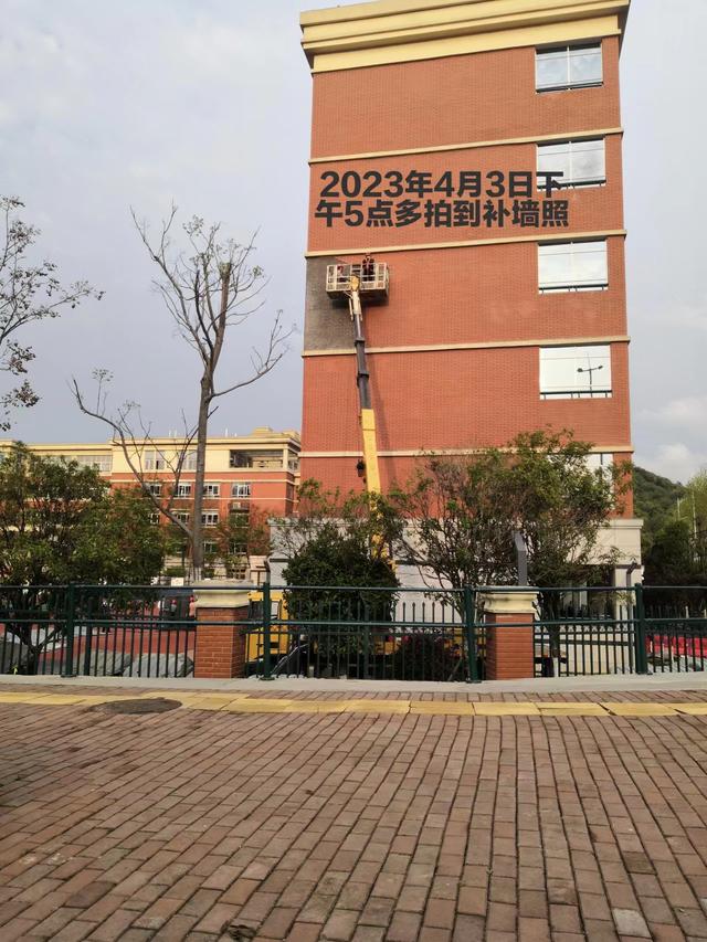 涉事教学楼正在第一时间进行维修。 图片来源:受访者 供图