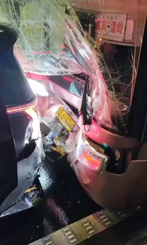 极氪009隧道被大巴追尾，车头还撞到了别的SUV……