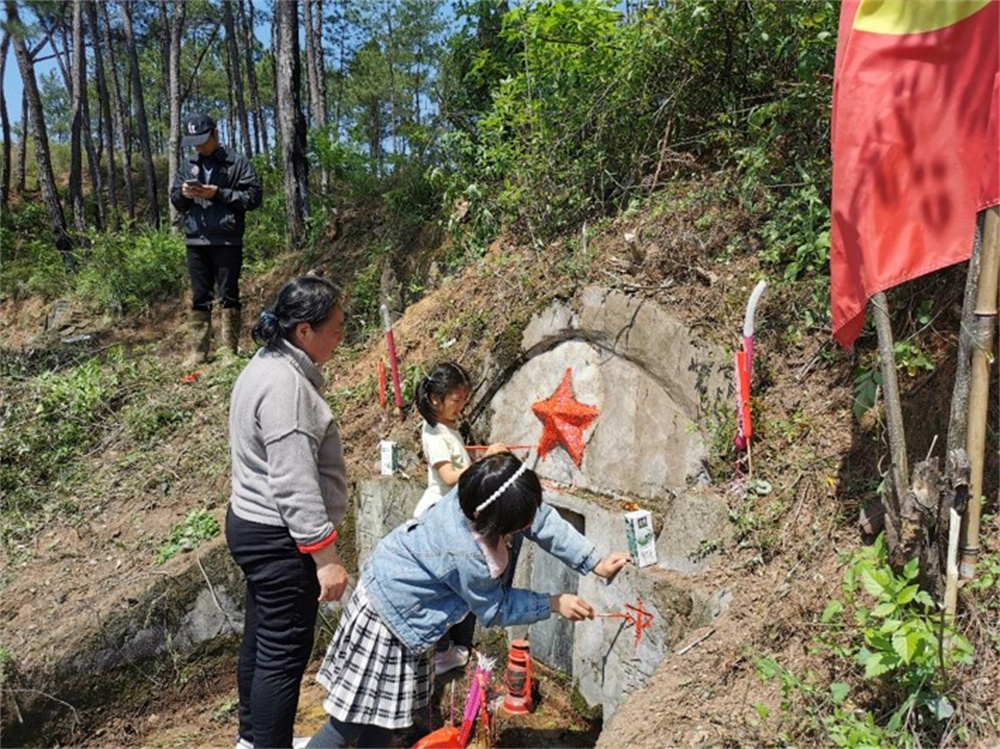 圖為瑞金民眾到烈士墓地進行清明祭祖。