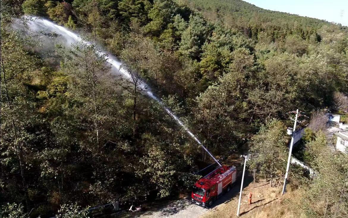 森林消防利用高压水罐车进行增湿作业。图源大理州森林消防支队