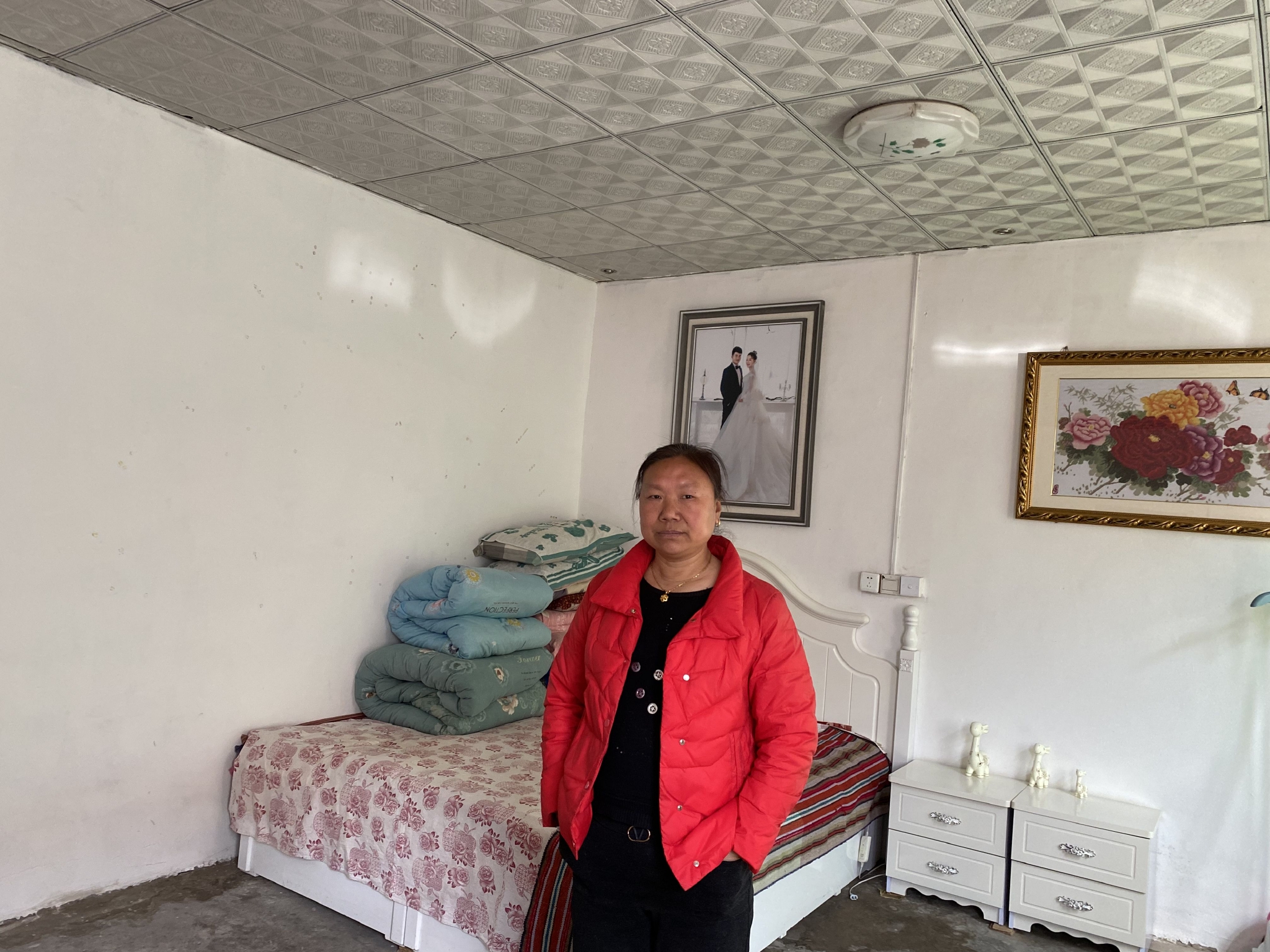 武福枝在武俊偉的房間里,說看著兒子留下的痕跡,她的內心已經少有波瀾。