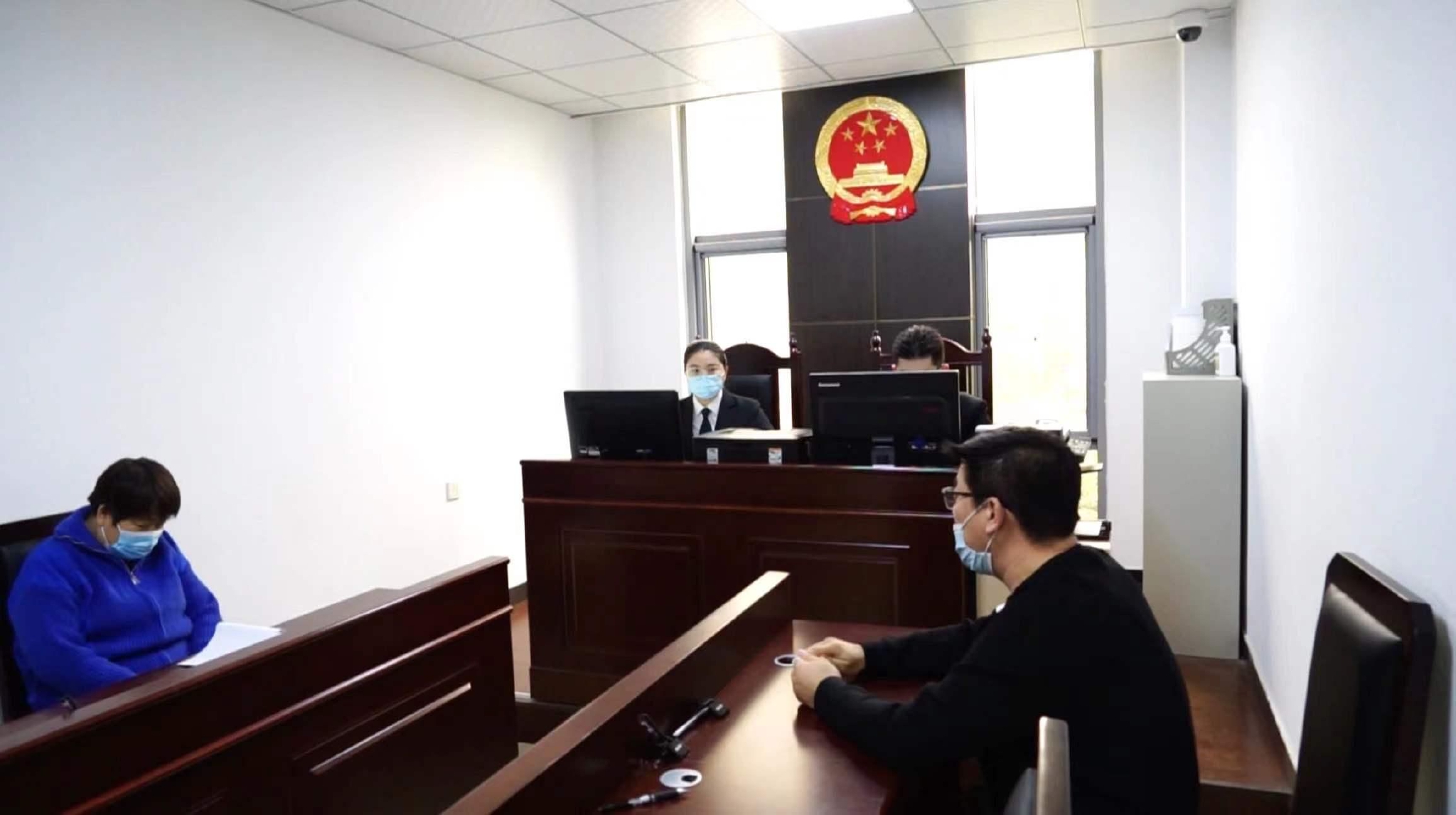 被執行人和妨礙執法女員工司法拘留期滿後到法庭談話。北京市朝陽區人民法院供圖