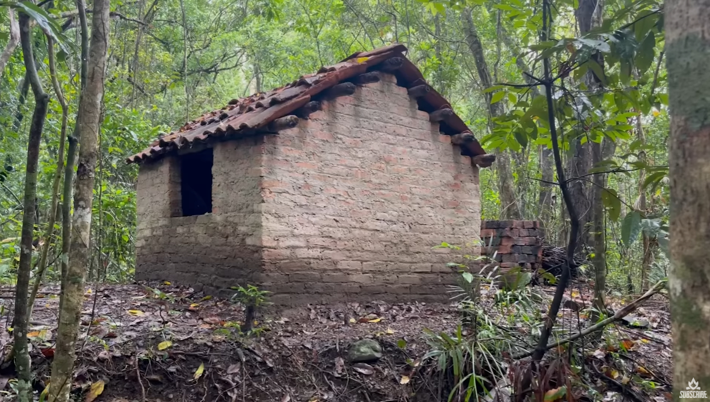 幸亏这个房子破破烂烂的，不然澳洲小哥这集拍完怕是就要没了……