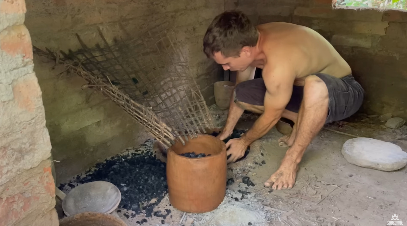 幸亏这个房子破破烂烂的，不然澳洲小哥这集拍完怕是就要没了……