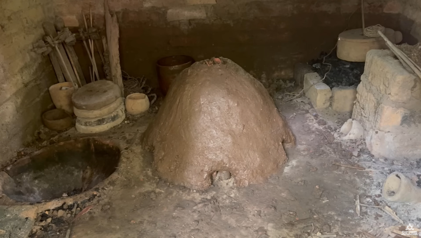 幸亏这个房子破破烂烂的，不然澳洲小哥这集拍完怕是就要没了……