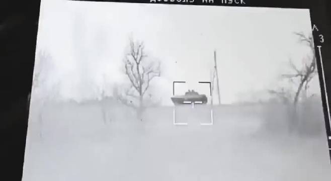 俄罗斯BMP在空地上，被乌克兰Stugna-P摧毁……