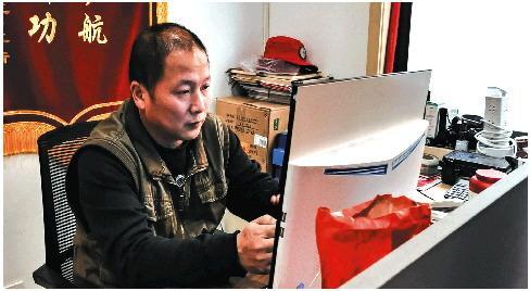 从早到晚,徐世海时刻都要关注自己所在的群
