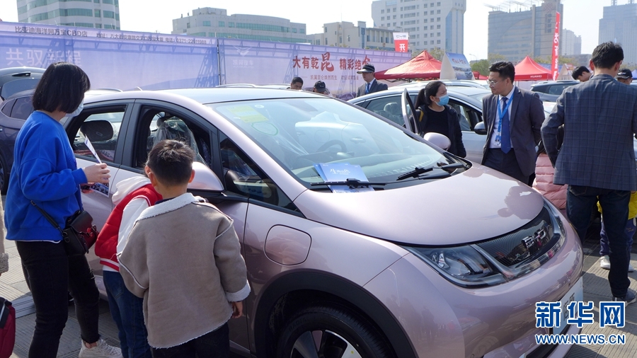 河南开封：周末车展人气旺