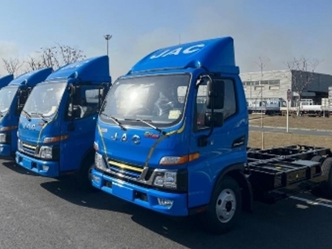 江淮1卡纯电混动换电齐发力,推动新能1号全面领先行业