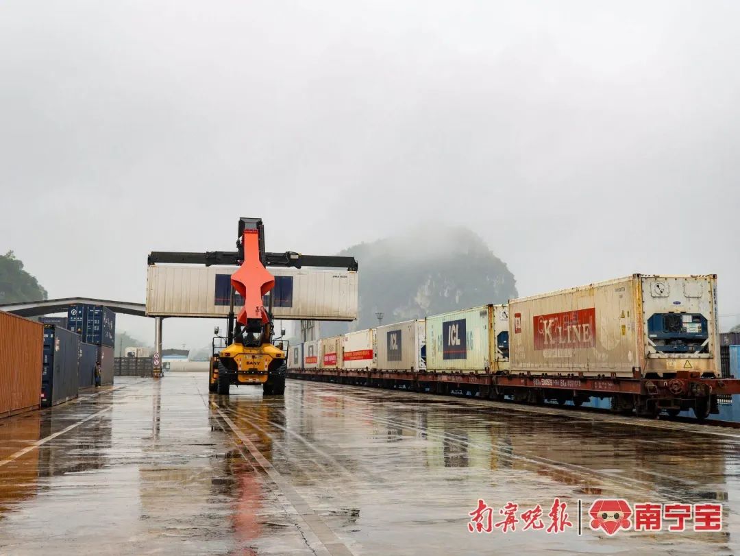 24510次集装箱班列在国铁凭祥口岸物流中心组织卸车作业  通讯员 封荣权/摄