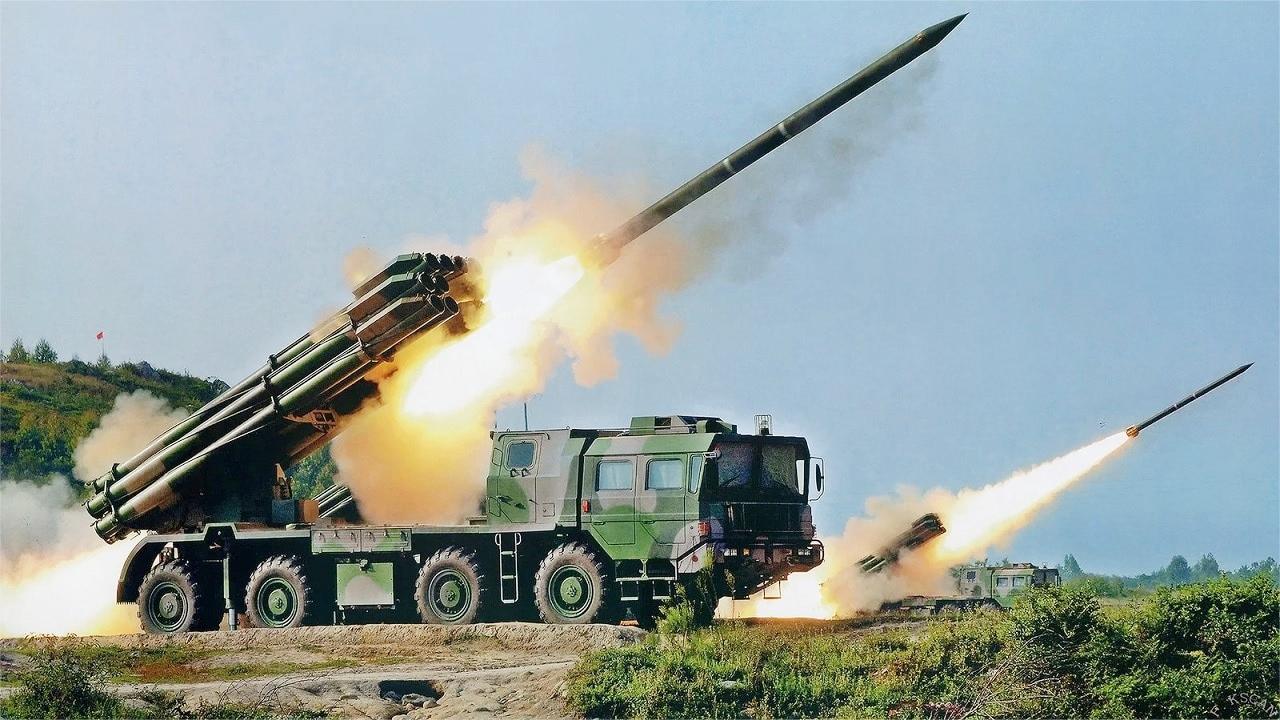 俄乌战场上，俄罗斯拉出300毫米口径火箭炮，38秒倾泻9.6吨火箭弹