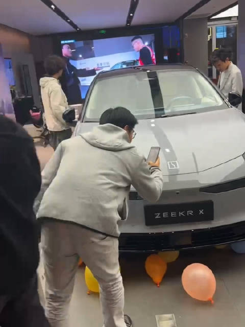 极氪X这刚上市，车门就打不开了？