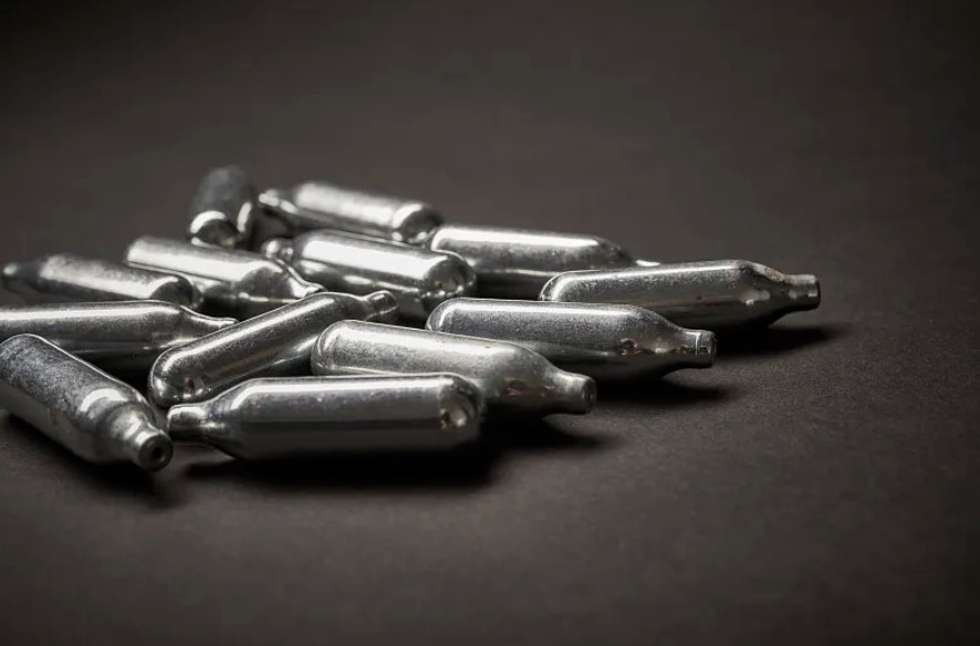 笑气能带给人即时的快乐,还有潜在的危险?...