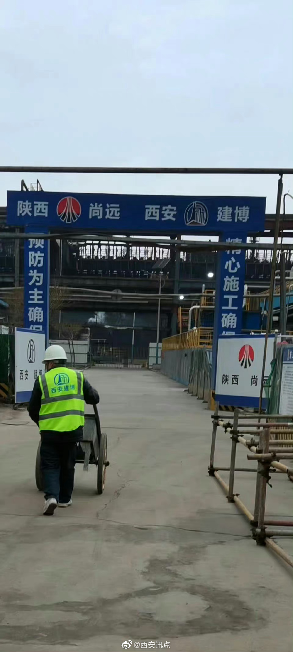 陕西黄陵县一项目工地去年5月份干完活至今被欠薪,陕南农民工奔波在几百公里的讨薪路上遥遥无期谁来管?|陕西省|农民工_新浪新闻