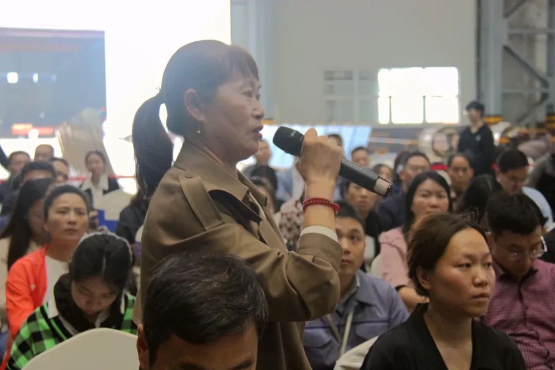 市民现场提问。崔迪 摄