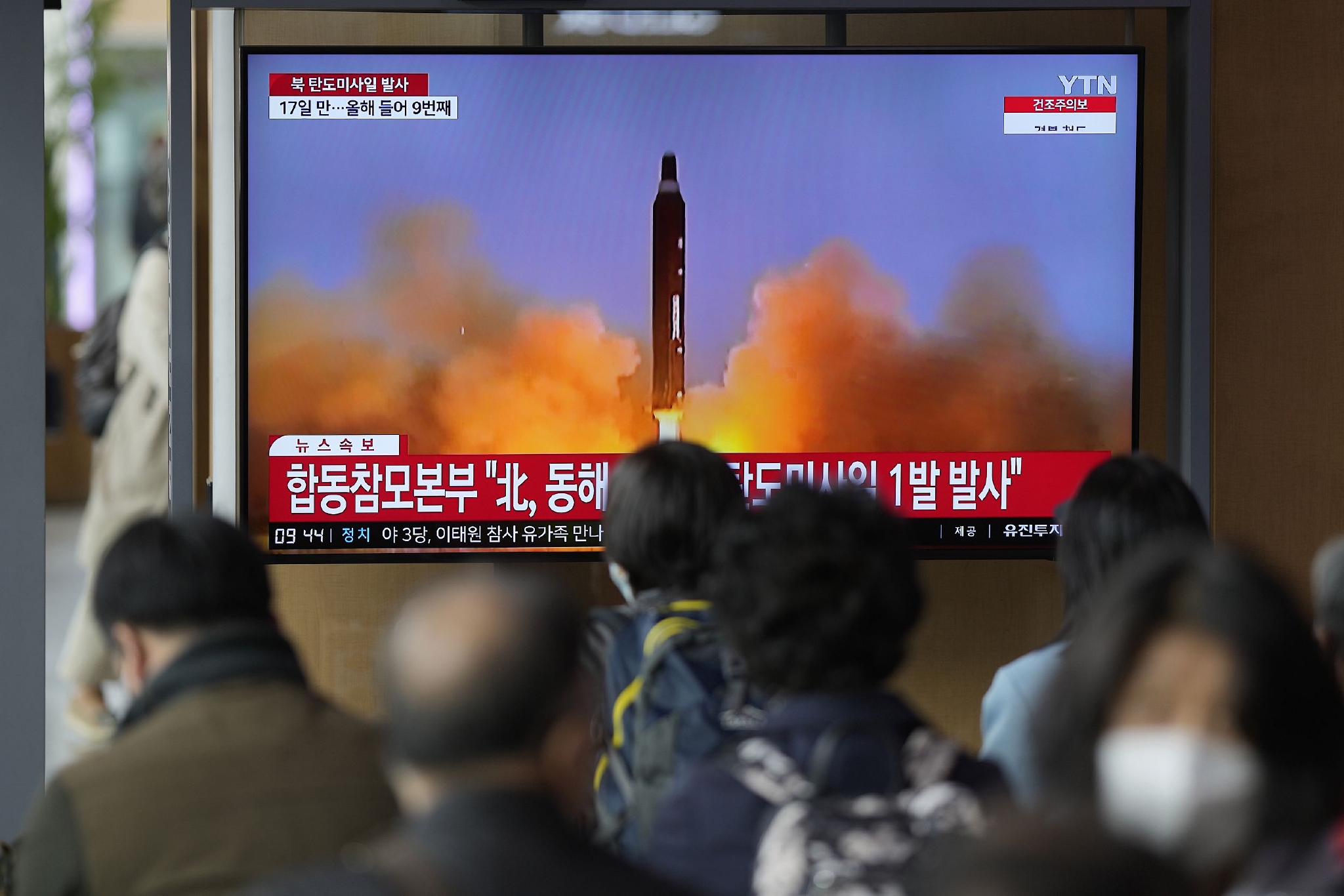 当地时间2023年4月13日，韩国首尔火车站，电视屏幕上在播放朝鲜发射导弹的新闻片段。 视觉中国 图