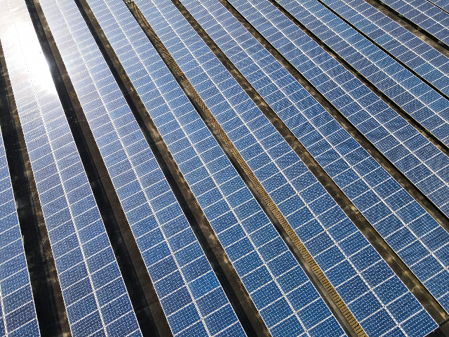 硅料价格六连降！均价跌破20万元/吨，下游大组件厂商报价为何仍坚挺