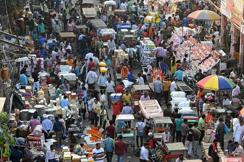 2022年10月22日，印度新德里，人们聚集在老城区的一个市场。图源：视觉中国
