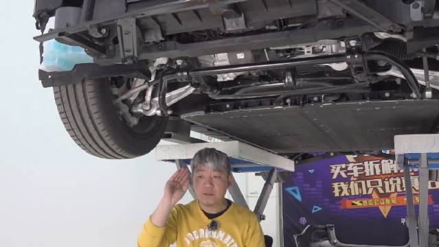 这辆小鹏P7i的底盘无论是结构还是用料……