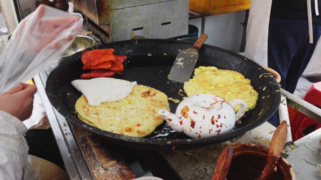 天津“特牛的早餐小吃”，4元一套大饼鸡蛋，天天早上都大排长队