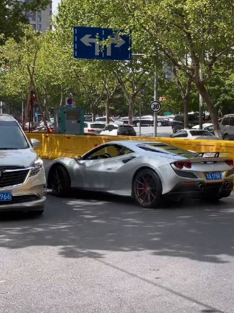 视频：法拉利F8过弯，这是又菜又爱玩？