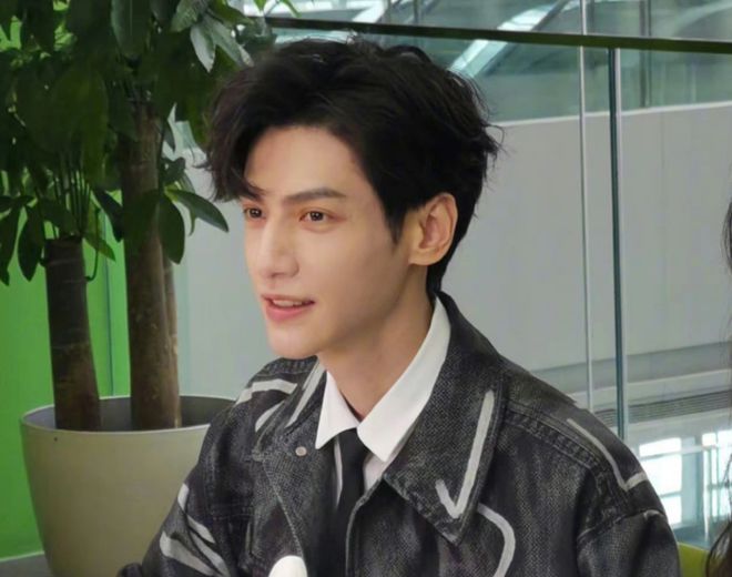 罗云熙现实中长相如何？告别《长月烬明》滤镜，扫楼生图看愣网友休闲区蓝鸢梦想 - Www.slyday.coM