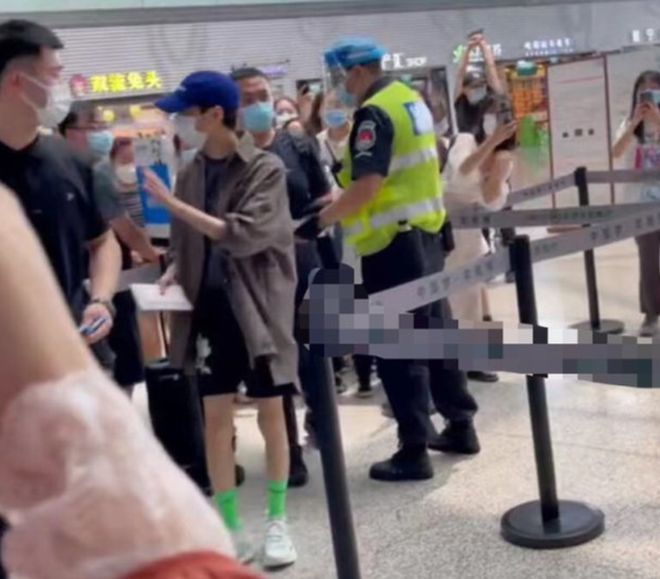 罗云熙现实中长相如何？告别《长月烬明》滤镜，扫楼生图看愣网友休闲区蓝鸢梦想 - Www.slyday.coM