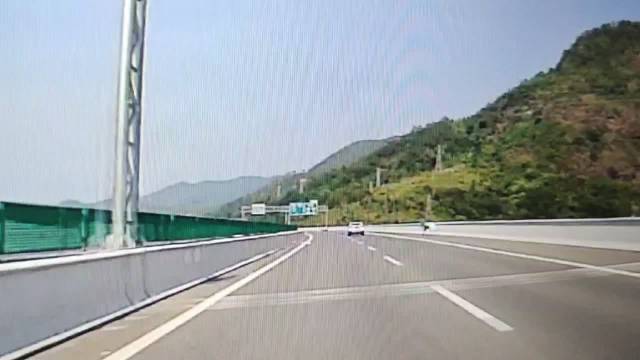 日系车L品牌的，车主在高速公路掉了后保险杆……