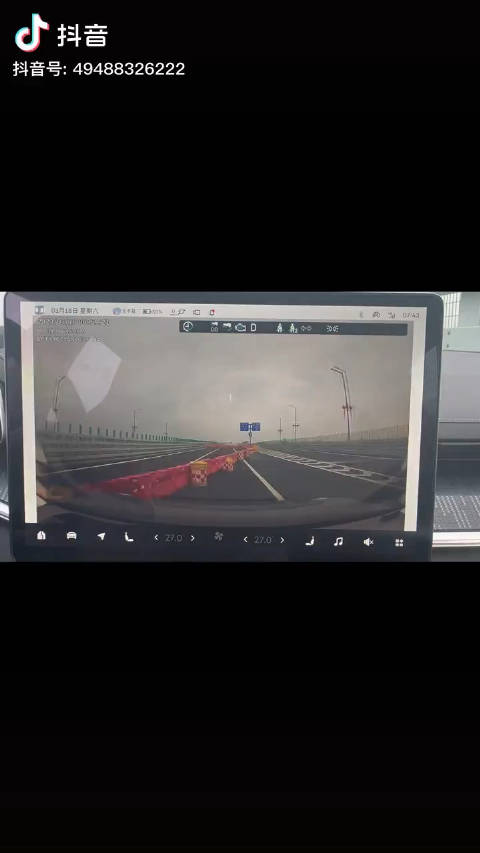 极氪的辅助驾驶，直接撞……