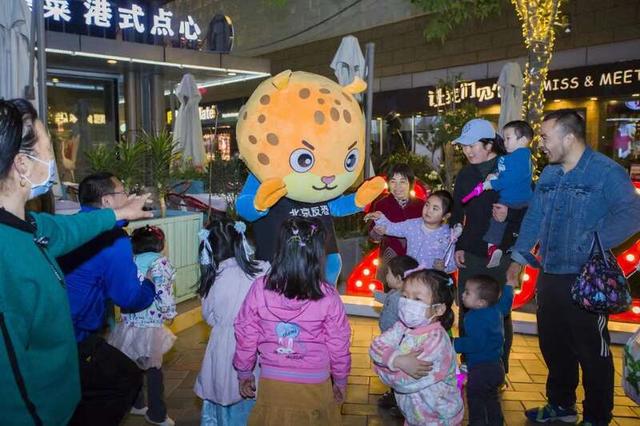 反恐科普深入北京街頭巷尾,圖為民警去北京市順義區li中糧祥雲小鎮開展宣傳活動。(北京警方供圖)