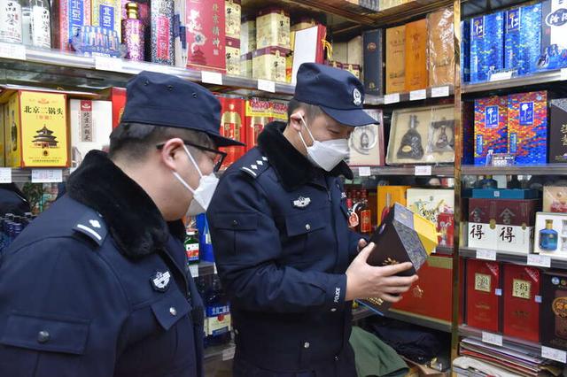 環食藥旅總隊民警對某菸酒店舖開展執法檢查。（北京警方供圖）