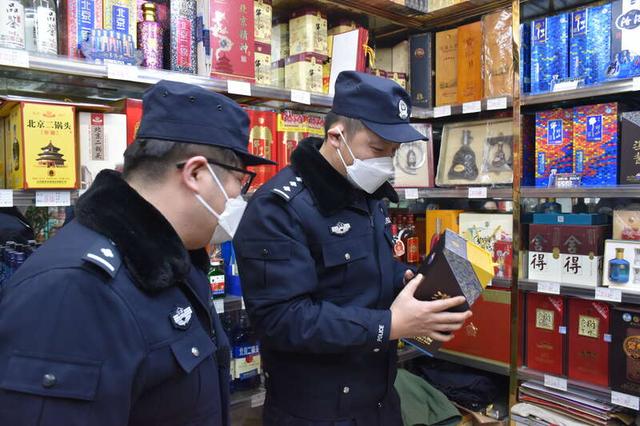 環食藥旅總隊民警對某菸酒店舖開展執法檢查。(北京警方供圖)