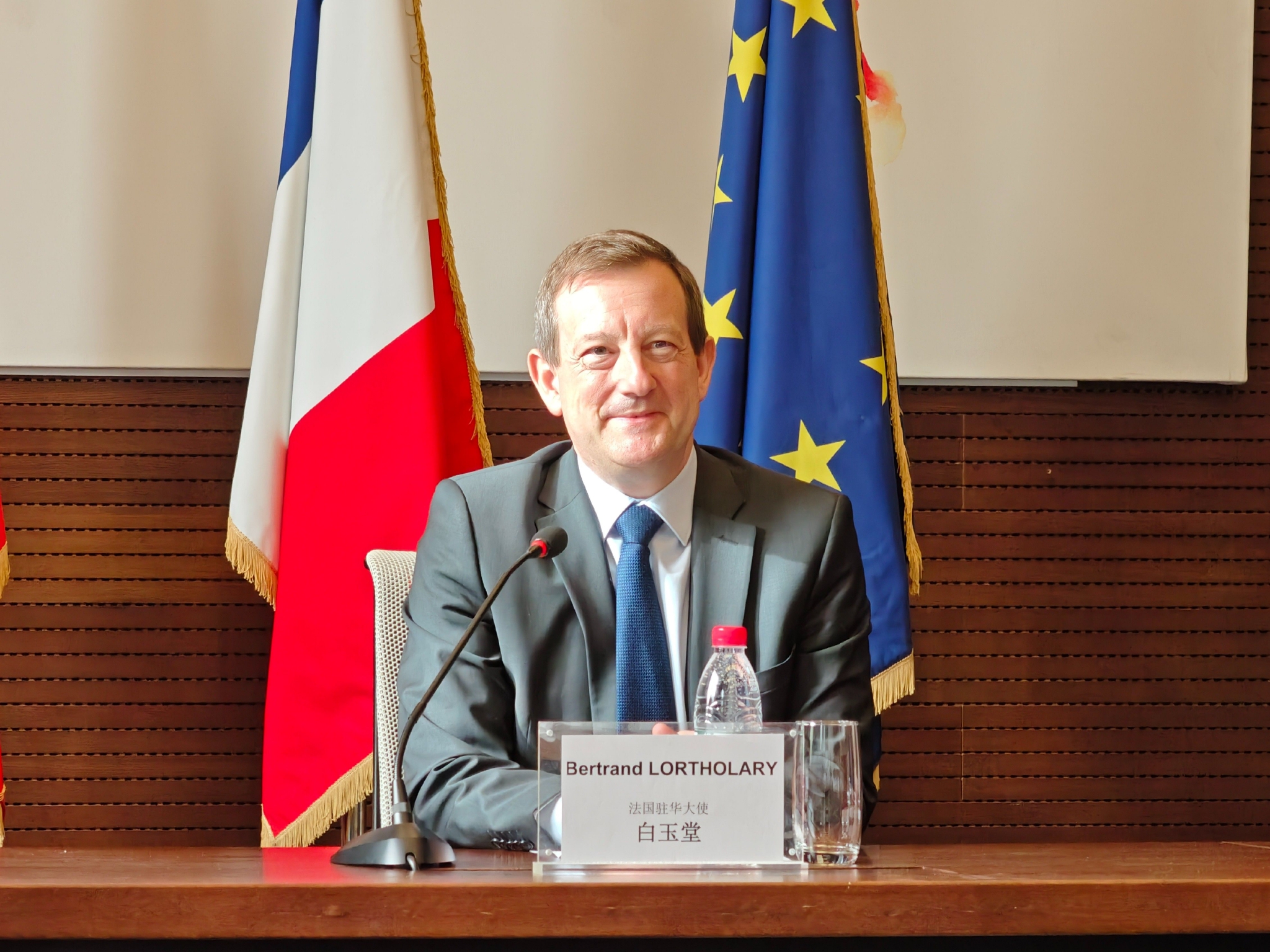 世足康修脚店每个月几号发工资？