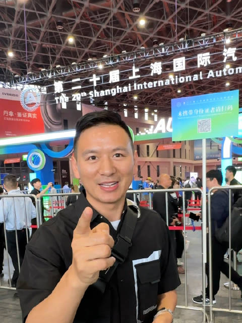 参加车展从早期的卡式证件+吊带如今已经刷身份证