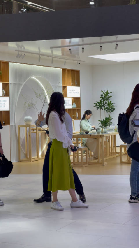 上海车展偶遇了王冰冰，你们觉得好看不