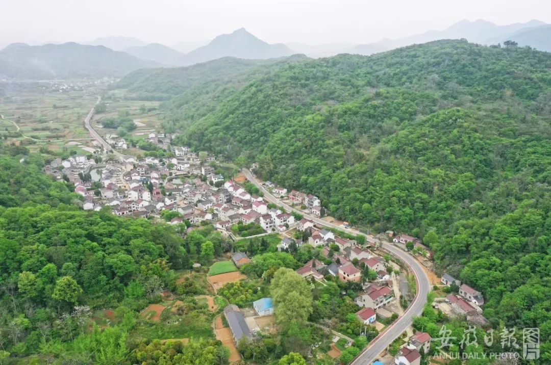 近日,航拍的铜陵市义安区钟鸣镇金凤村,群山环绕,景色迷人。梅建广 摄