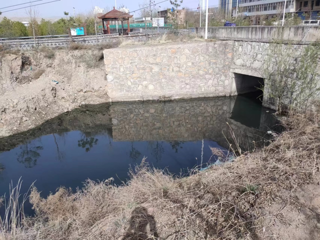 2023年4月16日,张文斌在现场拍摄到煤矿向岚漪河排放大量黑色废水。自然之友公众号 图