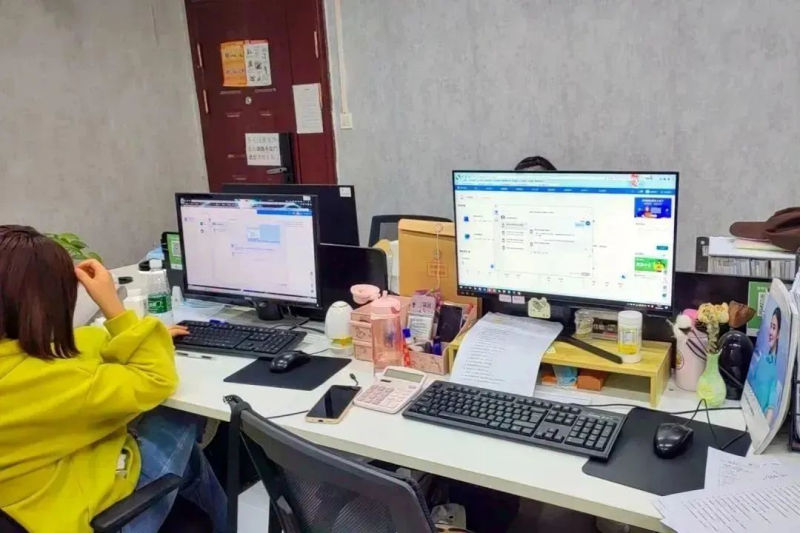 (图说:黄浦圆通电商客户的客服人员正在使用圆通“客户管家”)