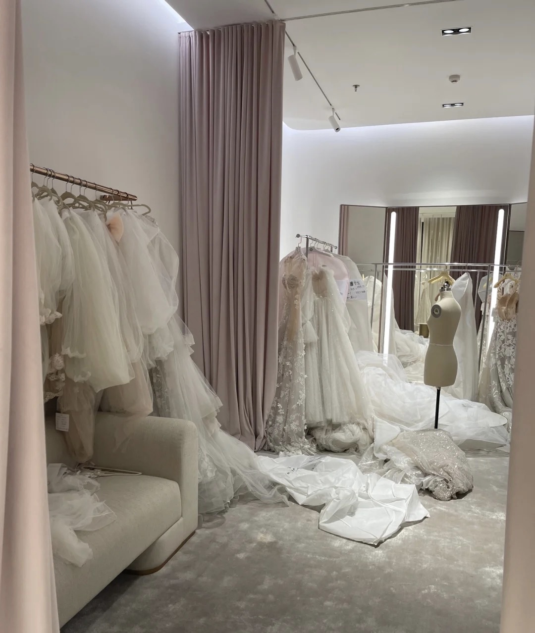 均价十万、开在外滩的以色列高定婚纱店被指跑路，顾客称钱货两空维权难