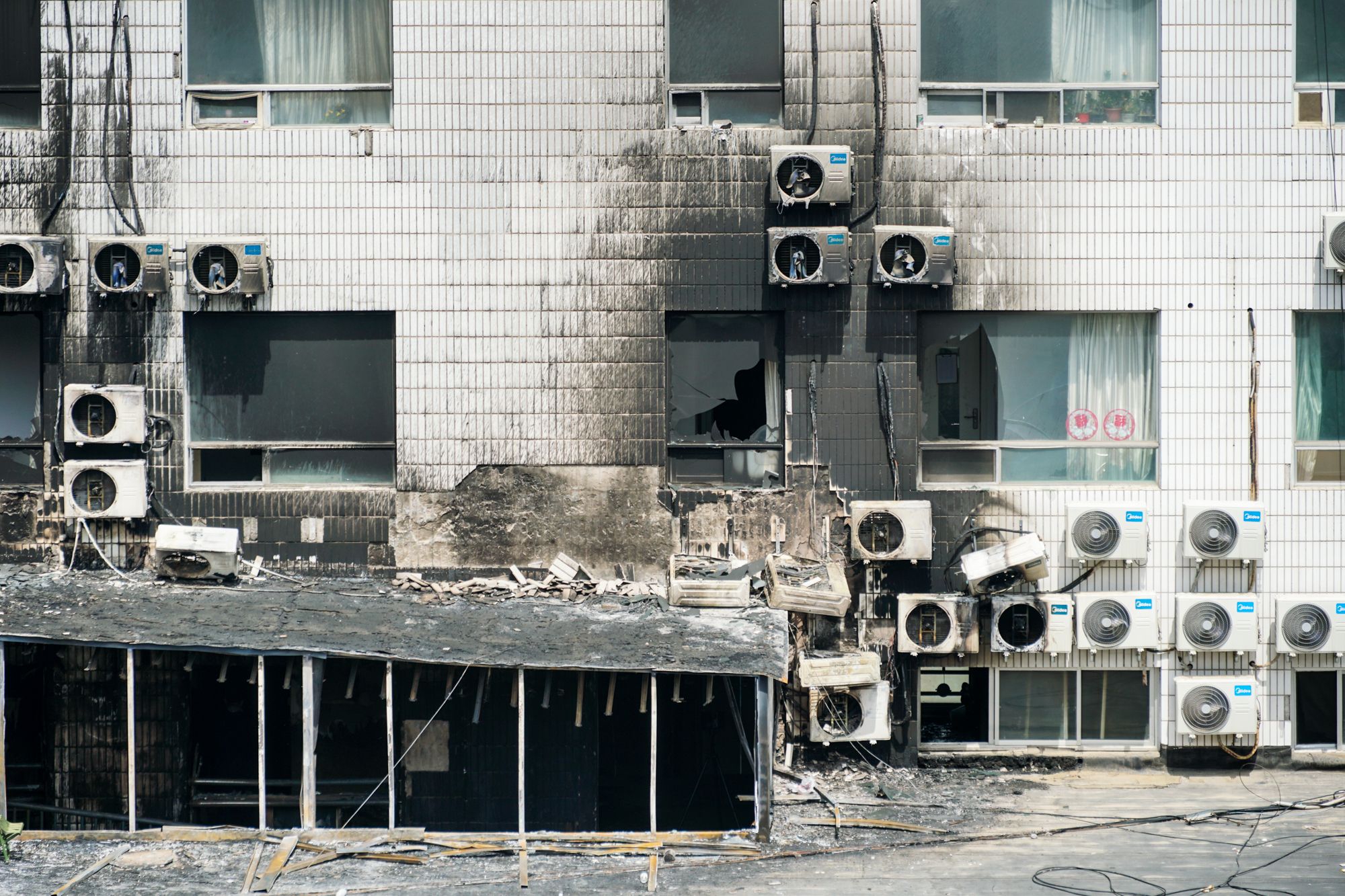 长峰医院东楼南侧外立面被烧毁严重。澎湃新闻记者 周頔 摄