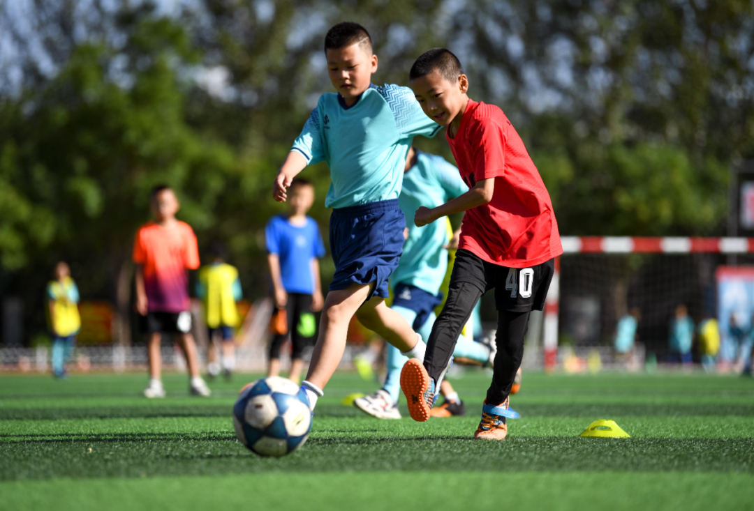 中宁县第九小学学生暑假期间在学校参与足球训练 冯开华 摄