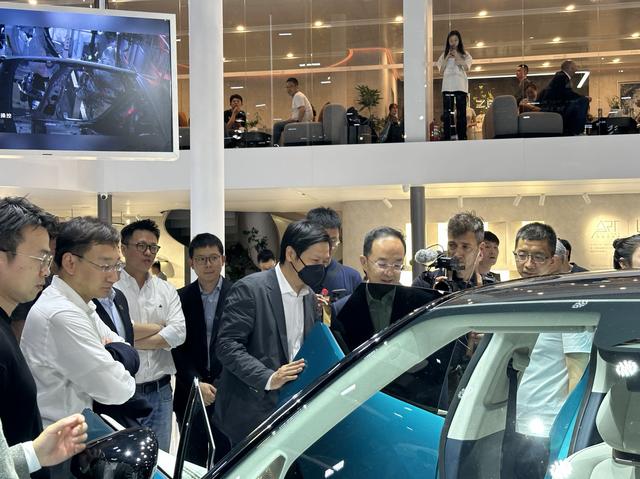 雷军现身上海车展，先看小鹏再观极氪、蔚来