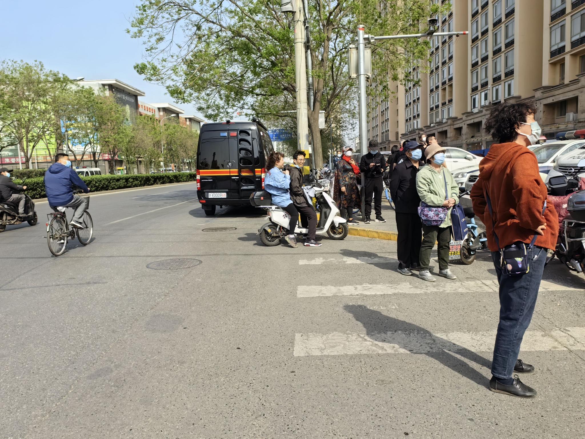 4月19日，路过长峰医院的市民们留步查看火灾后的医院。澎湃新闻记者 戴越 摄